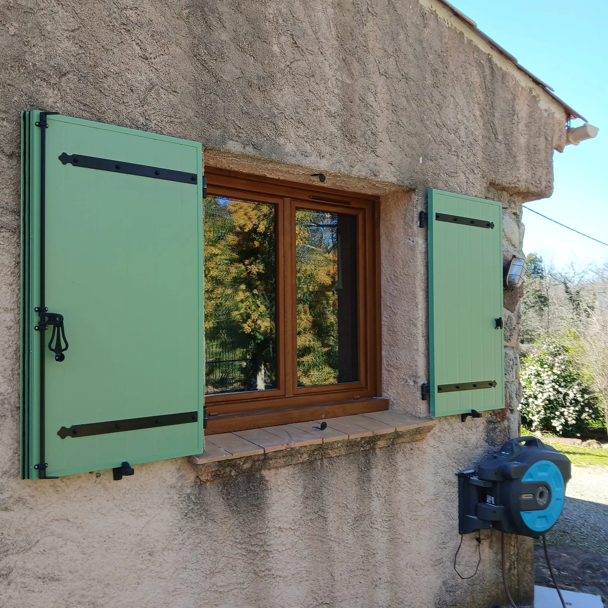 Fenêtre bois avec volets dans une maison provençale — Miroiterie Menuiserie Mellin, Pays de Fayence