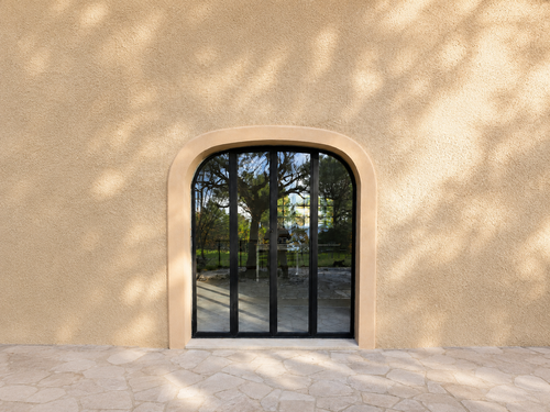 Porte-fenêtre en aluminium noir sur ouverture cintrée, réalisation Menuiserie Mellin dans le Pays de Fayence