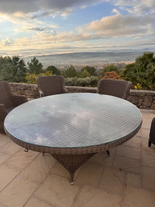 Dessus de table en verre sur mesure posé sur une table de jardin ronde en terrasse