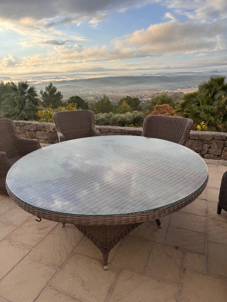 Dessus de table en verre sur mesure posé sur une table de jardin ronde en terrasse