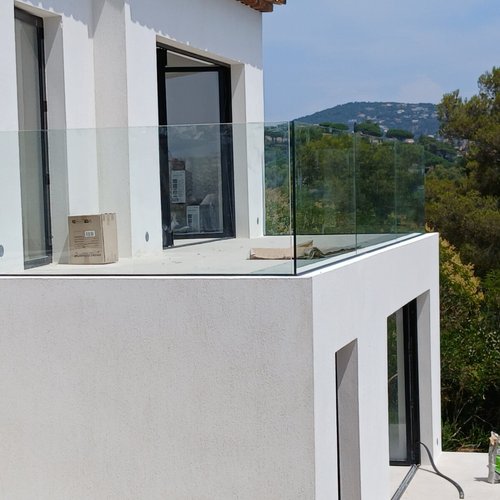 Garde-corps vitré de terrasse sans montants, villa moderne avec vue sur les collines varoises