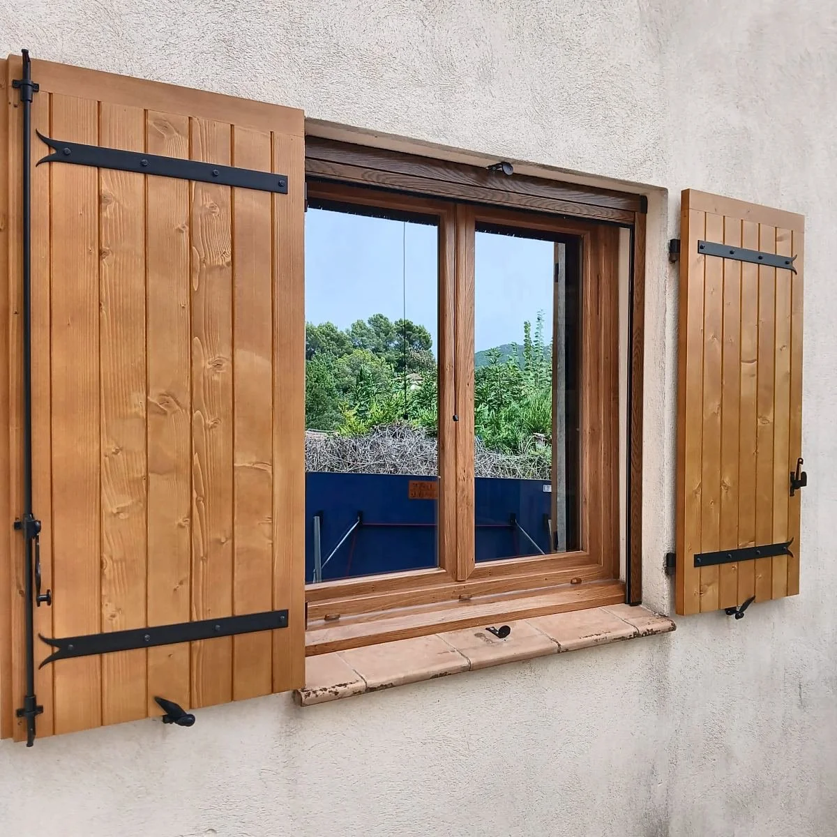 volets-battants-bois-sidonie-facade-provencale-fayence.jpg