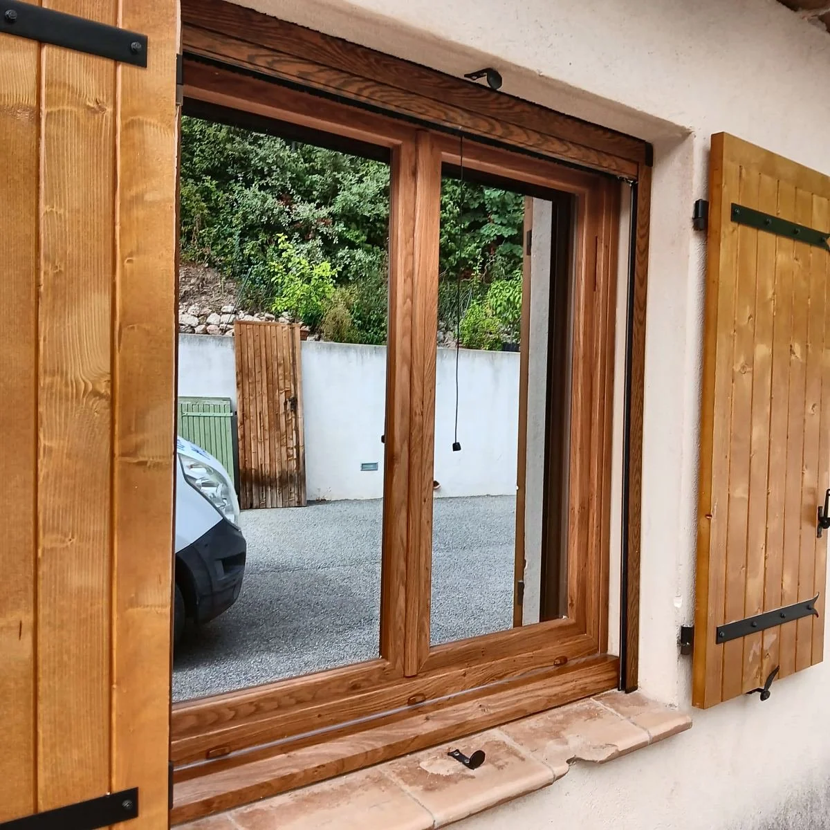 volets-battants-bois-sidonie-ouverts-cour-fayence.jpg