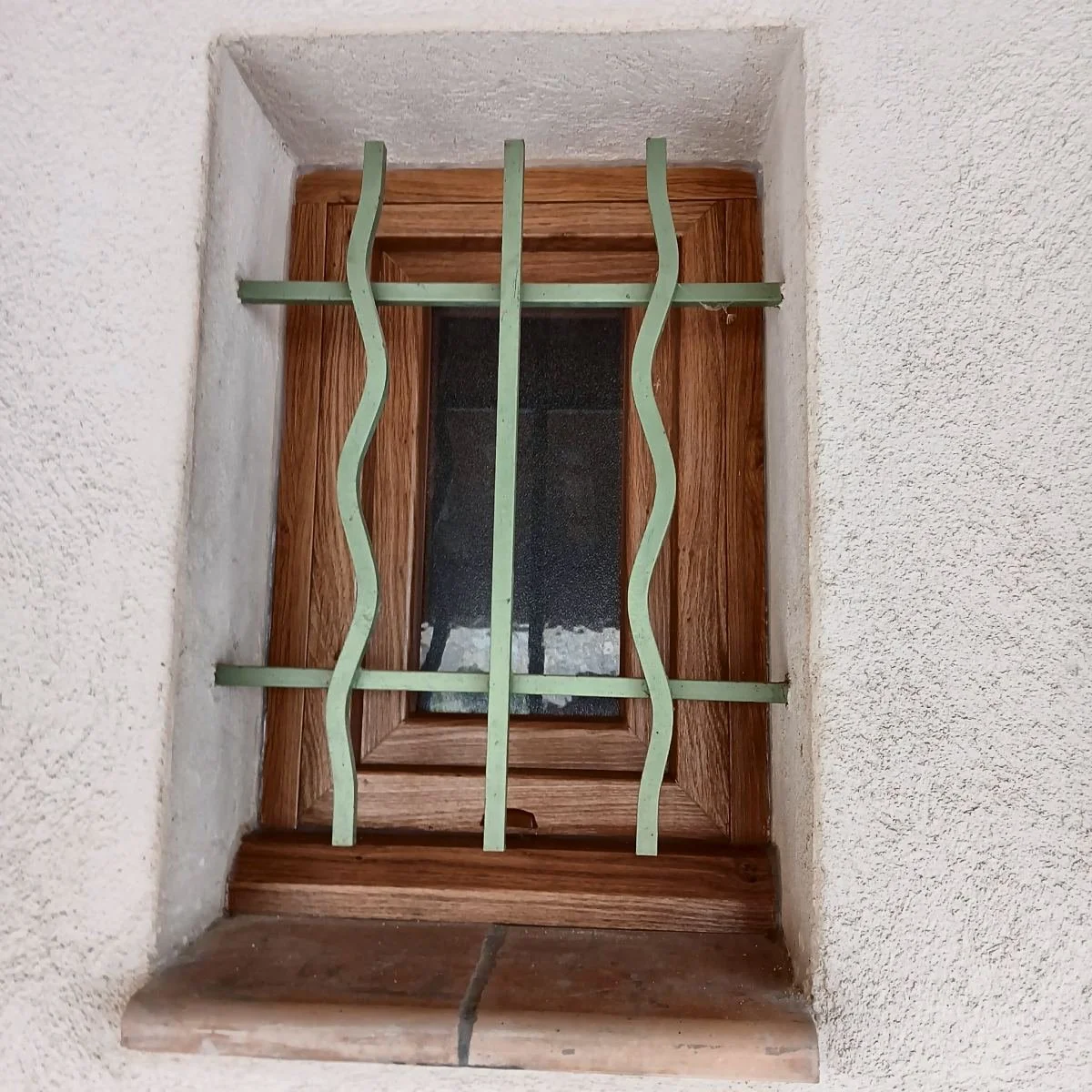 petite-fenetre-pvc-winchester-grille-facade-fayence.jpg