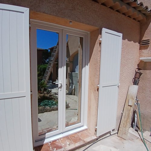 Porte-fenêtre PVC blanche avec vitrage miroir et serrure, réalisation Menuiserie Mellin à Sainte-Maxime