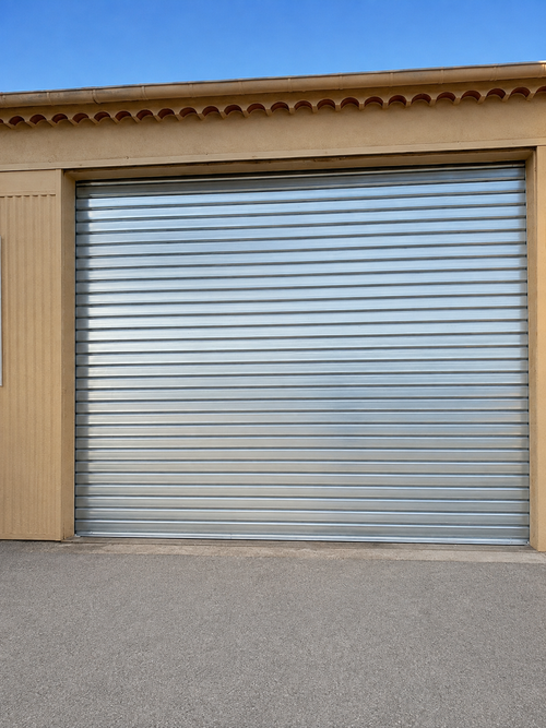 Porte-fenêtre en aluminium noir sur ouverture cintrée, réalisation Menuiserie Mellin dans le Pays de Fayence