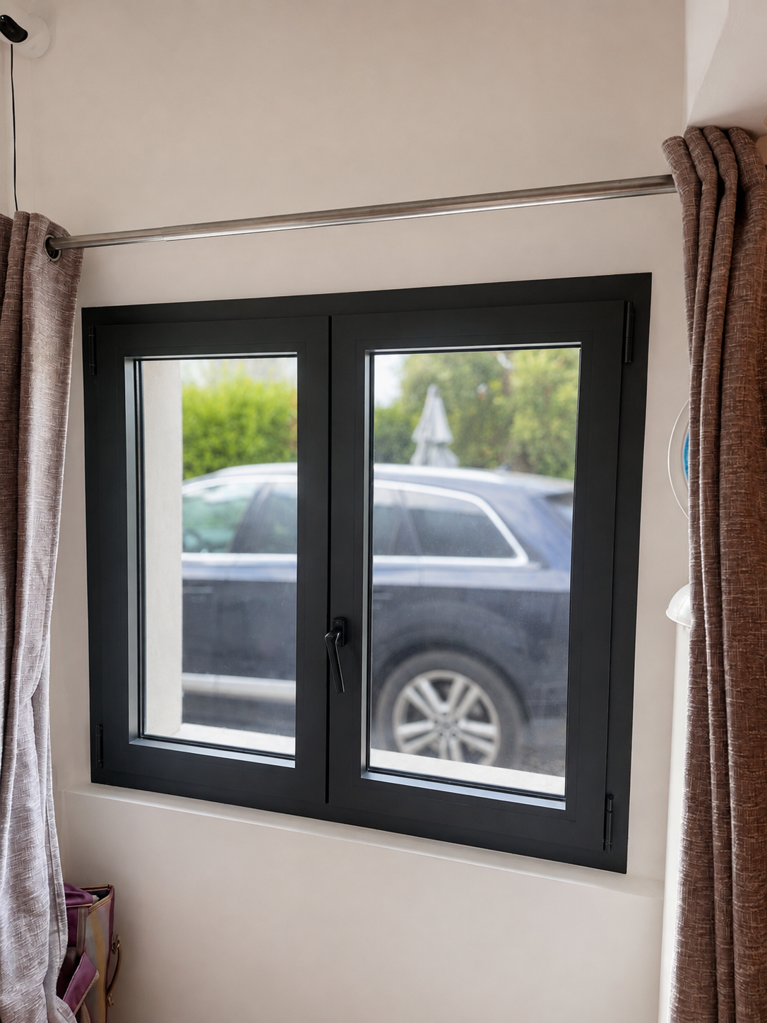 Fenêtre en aluminium à deux vantaux gris anthracite, réalisation Menuiserie Mellin à Sainte-Maxime