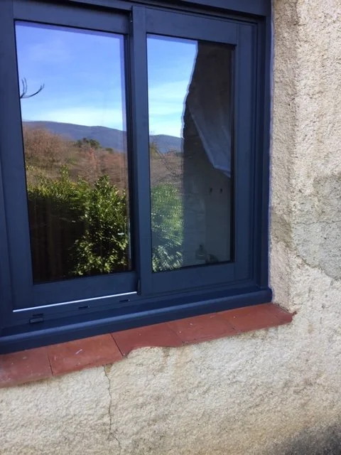 Fenêtre coulissante en aluminium gris anthracite, réalisation Menuiserie Mellin à Fayence