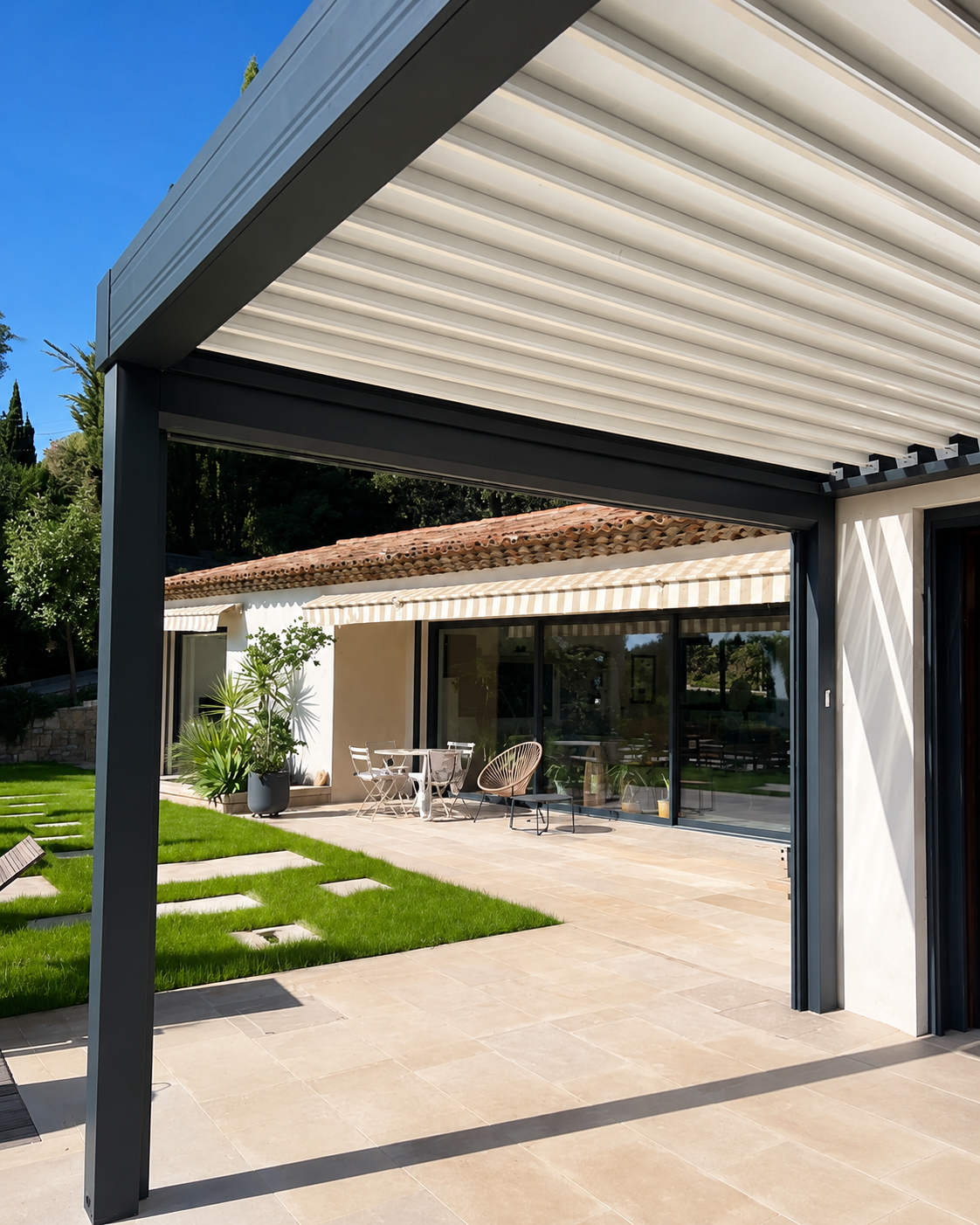 Pergola bioclimatique sur mesure, réalisation Menuiserie Mellin à Fayence