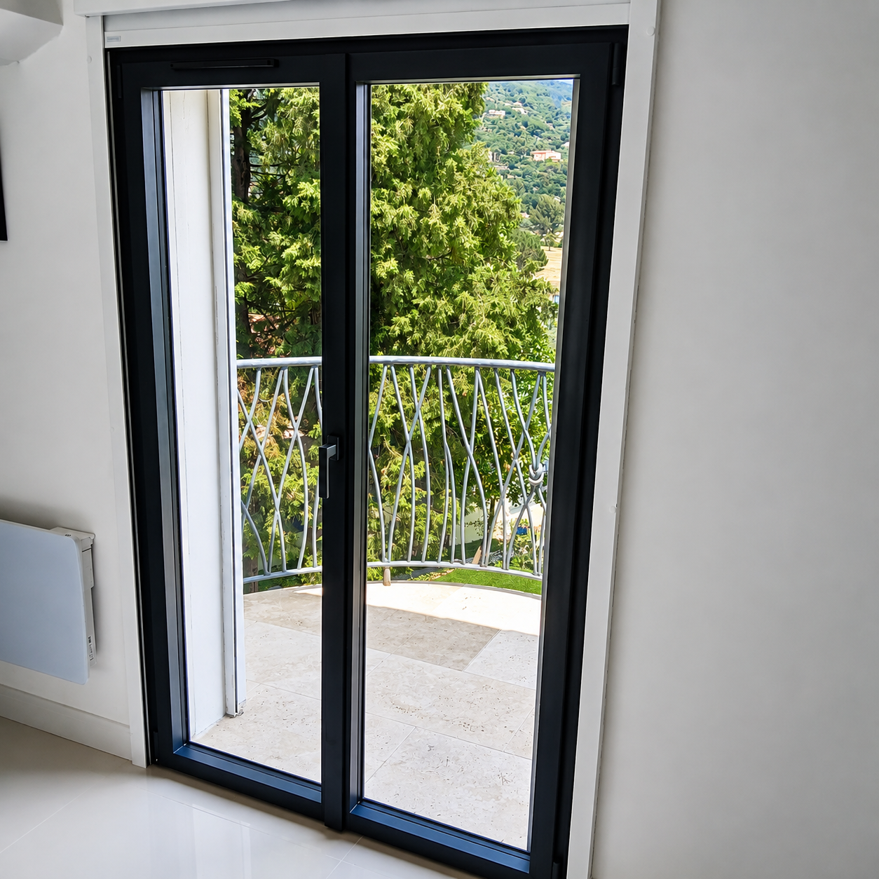 Porte-fenêtre en aluminium à deux vantaux gris anthracite, réalisation Menuiserie Mellin à Fayence