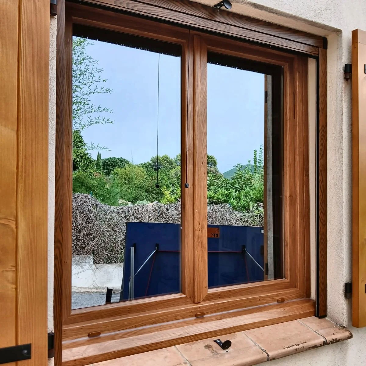 fenetre-pvc-winchester-volet-bois-ouvert-fayence.jpg