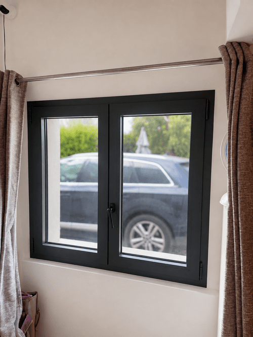 Fenêtre en aluminium à deux vantaux gris anthracite, réalisation Menuiserie Mellin à Sainte-Maxime