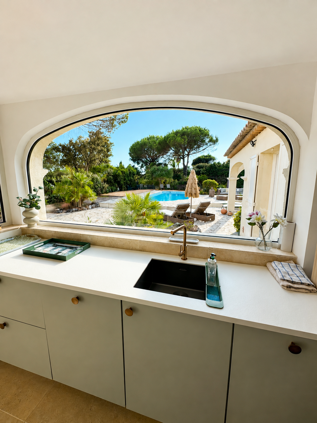 Fenêtre fixe cintrée en aluminium blanc avec vitrage solaire, réalisation à Sainte-Maxime