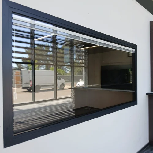 Châssis fixe en aluminium gris anthracite avec store vénitien intégré au double vitrage, réalisation Menuiserie Mellin à Roquebrune