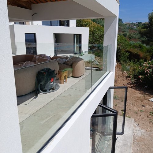 Garde-corps en verre feuilleté sur le balcon d’une villa contemporaine