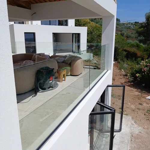 Garde-corps en verre feuilleté sur le balcon d’une villa contemporaine