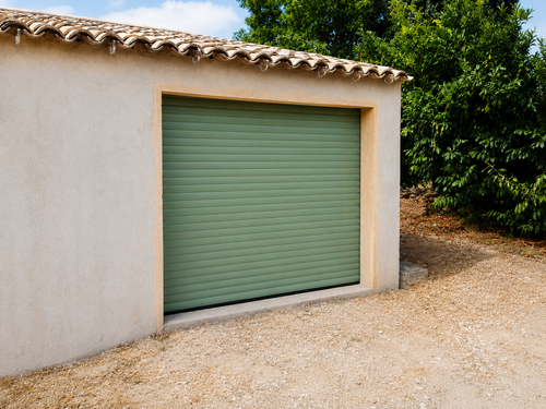 Porte-fenêtre en aluminium noir sur ouverture cintrée, réalisation Menuiserie Mellin dans le Pays de Fayence