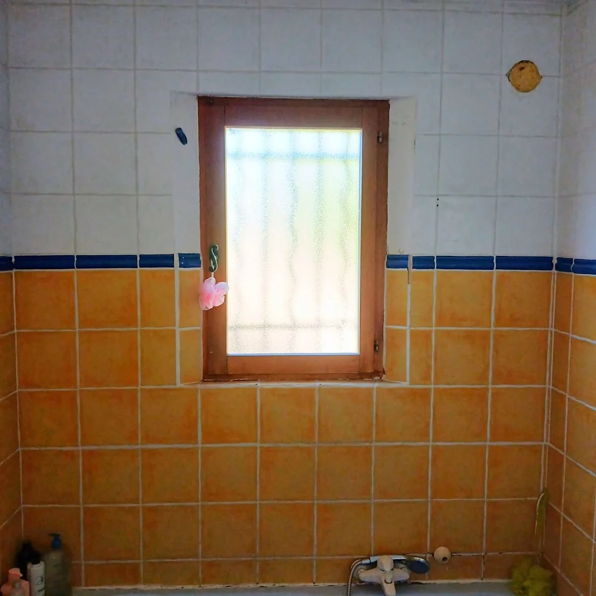 fenetre-pvc-winchester-verre-depoli-salle-de-bain-fayence.jpg