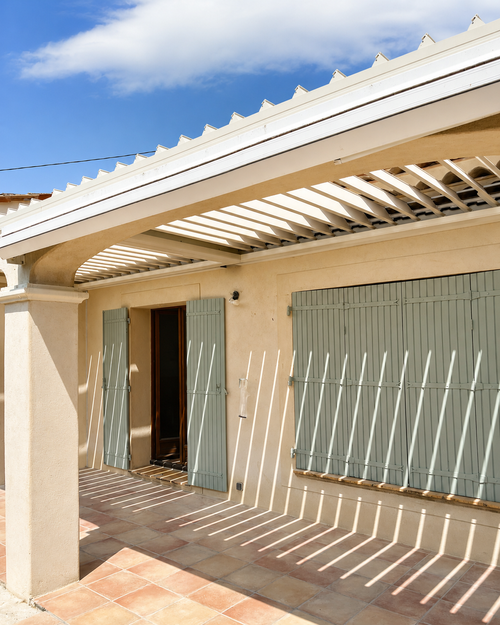 Porte-fenêtre en aluminium noir sur ouverture cintrée, réalisation Menuiserie Mellin dans le Pays de Fayence