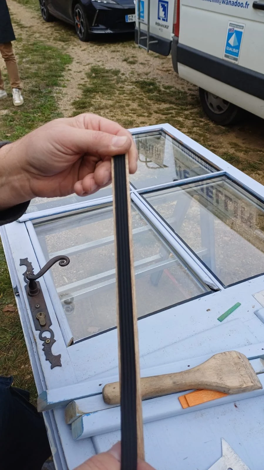 Restauration d'une ancienne fenêtre en bois par la Miroiterie Menuiserie Mellin à Tourrettes