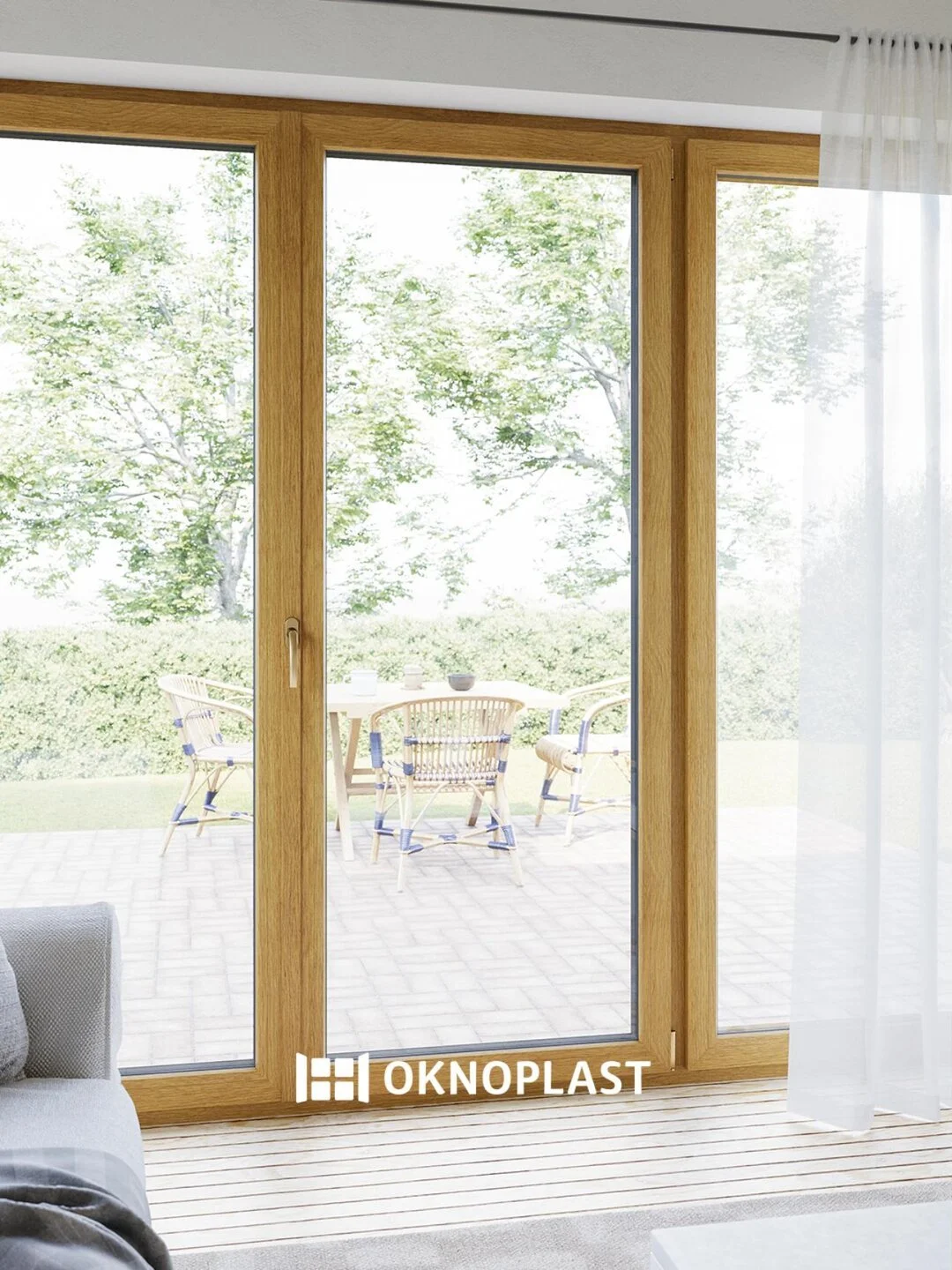 Porte-fenêtre PVC ton bois Oknoplast Koncept ouvrant sur la terrasse — portes-fenêtres PVC sur mesure, Pays de Fayence