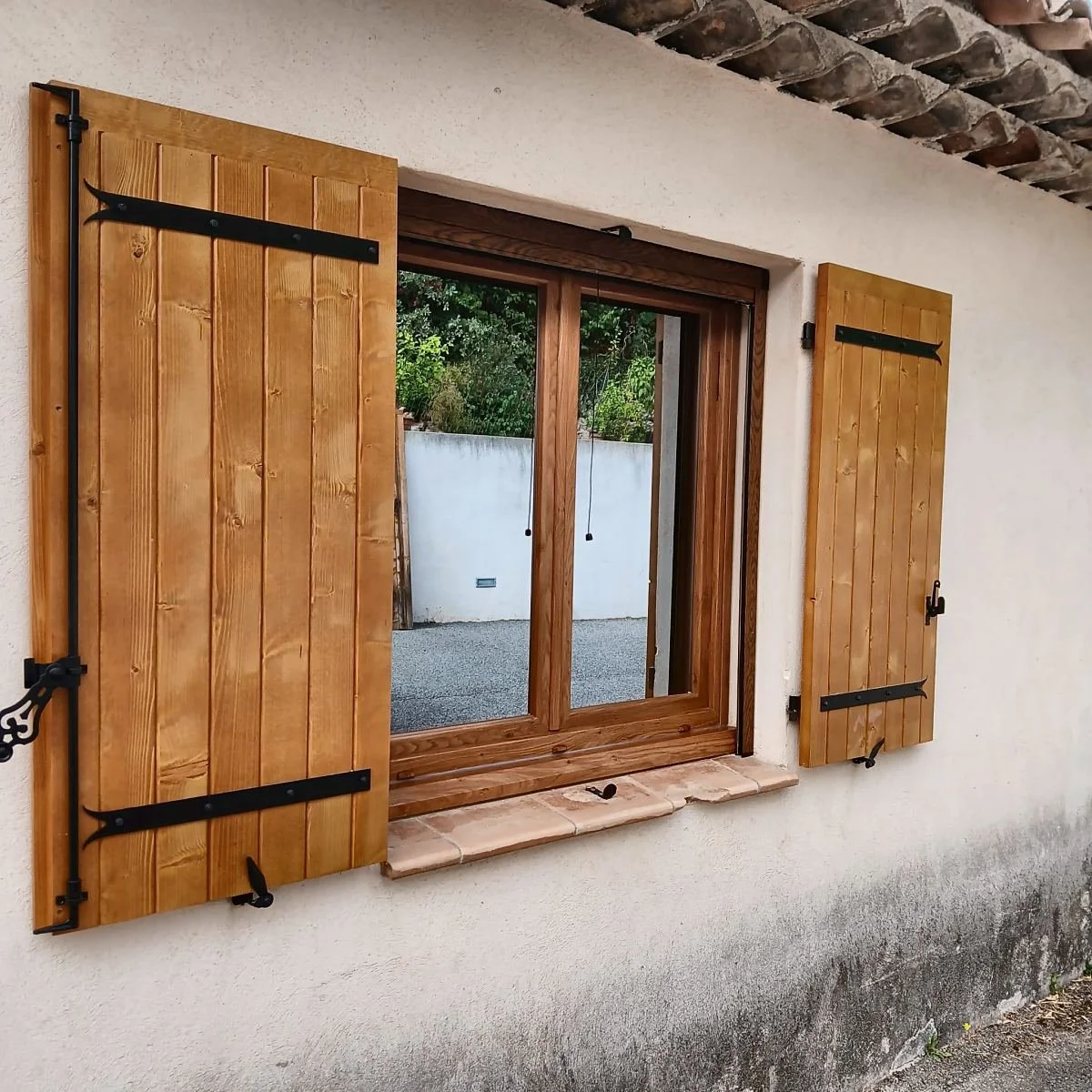volets-battants-bois-sidonie-neufs-facade-fayence.jpg