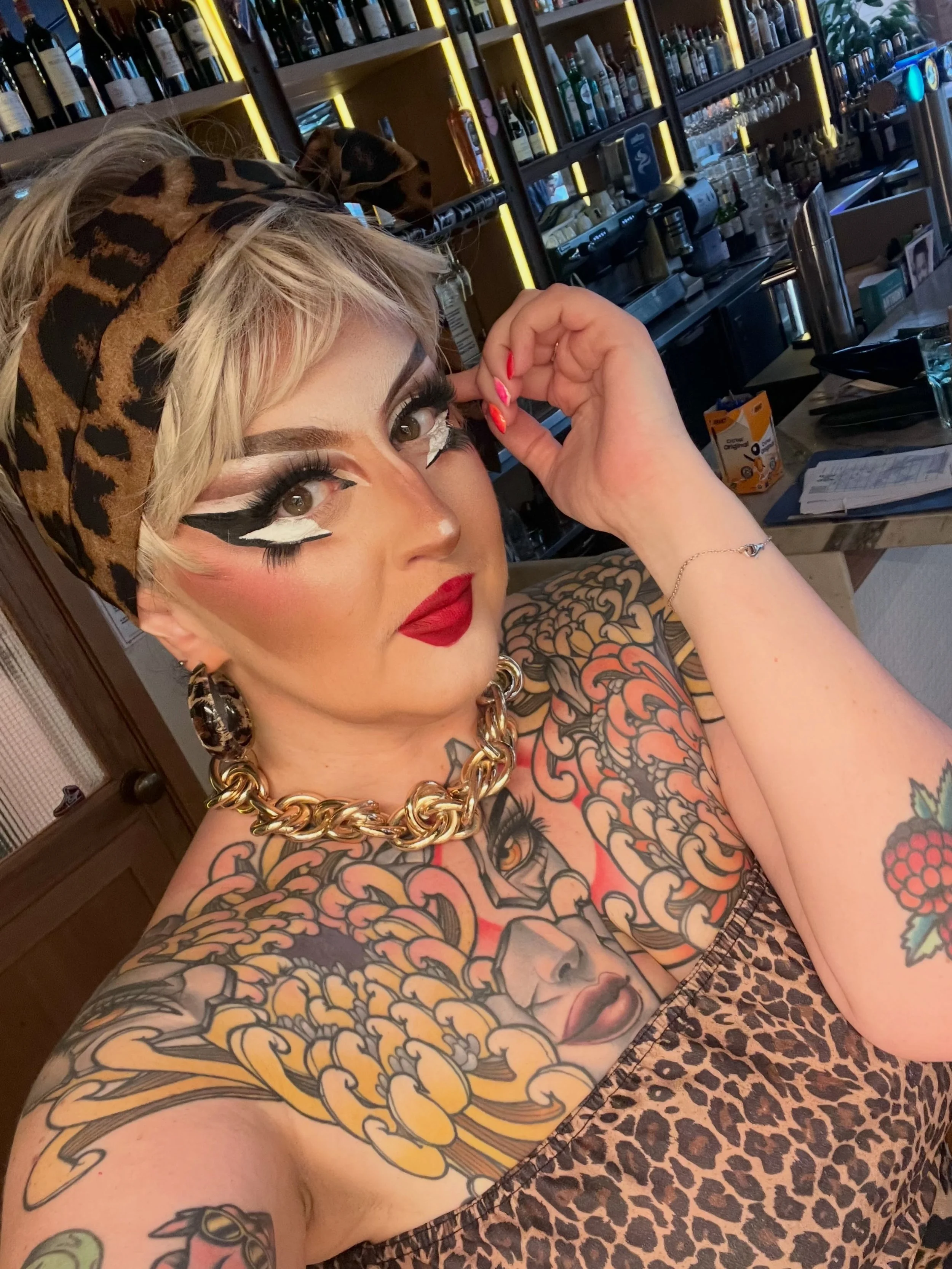 MAY (I) DUMP (SOME PICS)? 🌝
1️⃣ Makeup &agrave; 30&deg;C mais on r&eacute;siste 
2️⃣ 🇮🇨
3️⃣ Damas n&rsquo;aime pas le drag, May edition. 
4️⃣ Fusion dalmatien 🖤🤍
5️⃣ 👯&zwj;♀️ @minima_geste 
6️⃣ Filtre flou pour flouter le chaos 
7️⃣ Hot to go 
