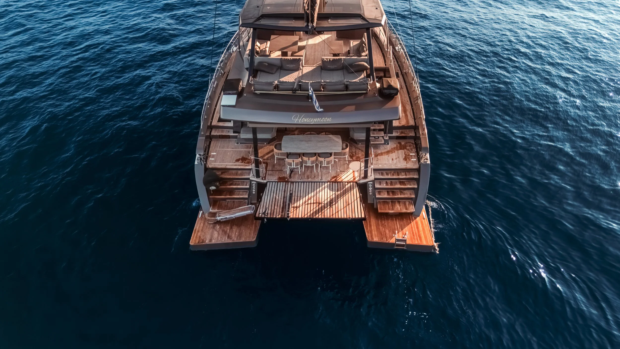 Moon Yacht 70