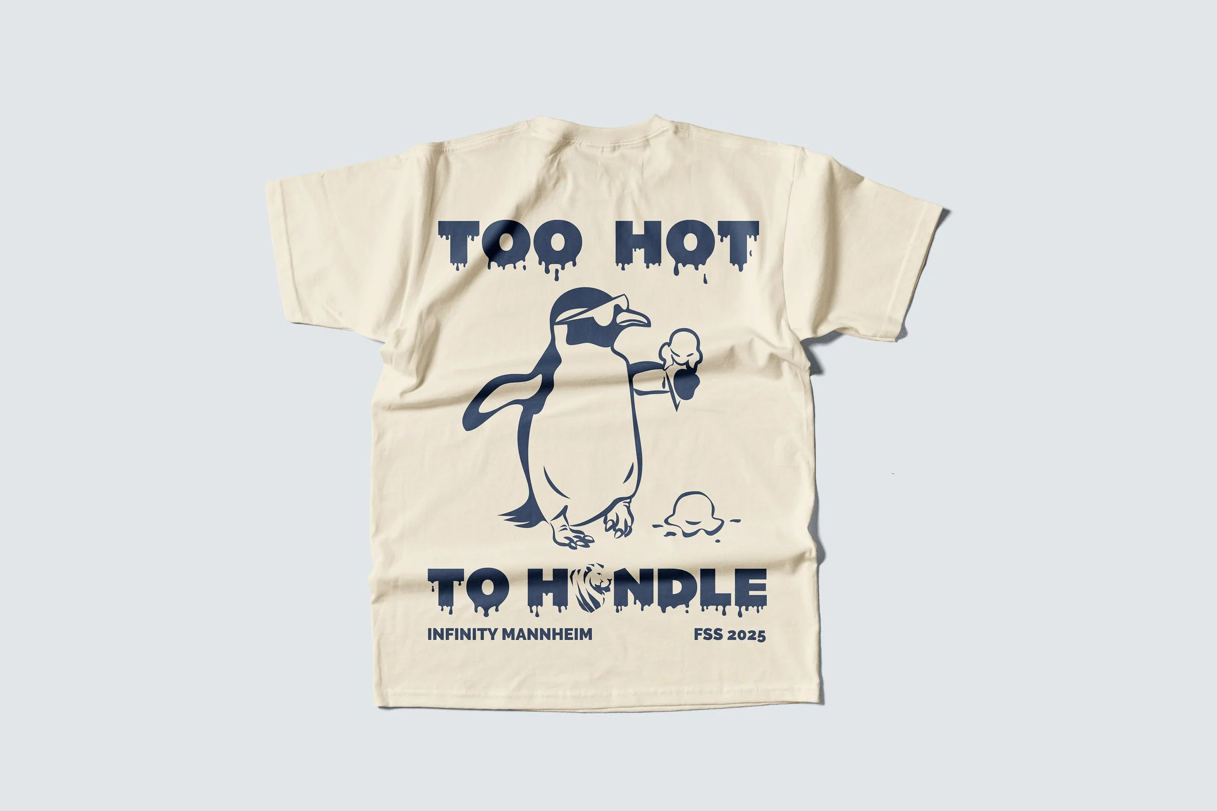 Beiges T-Shirt mit blauer Grafik und Text, zeigt einen Pinguin mit Sonnenbrille, der ein Eis isst, mit Text 'Too Hot to Handle', und zusätzlichen Text 'Infinity Mannheim' und 'FSS 2025'