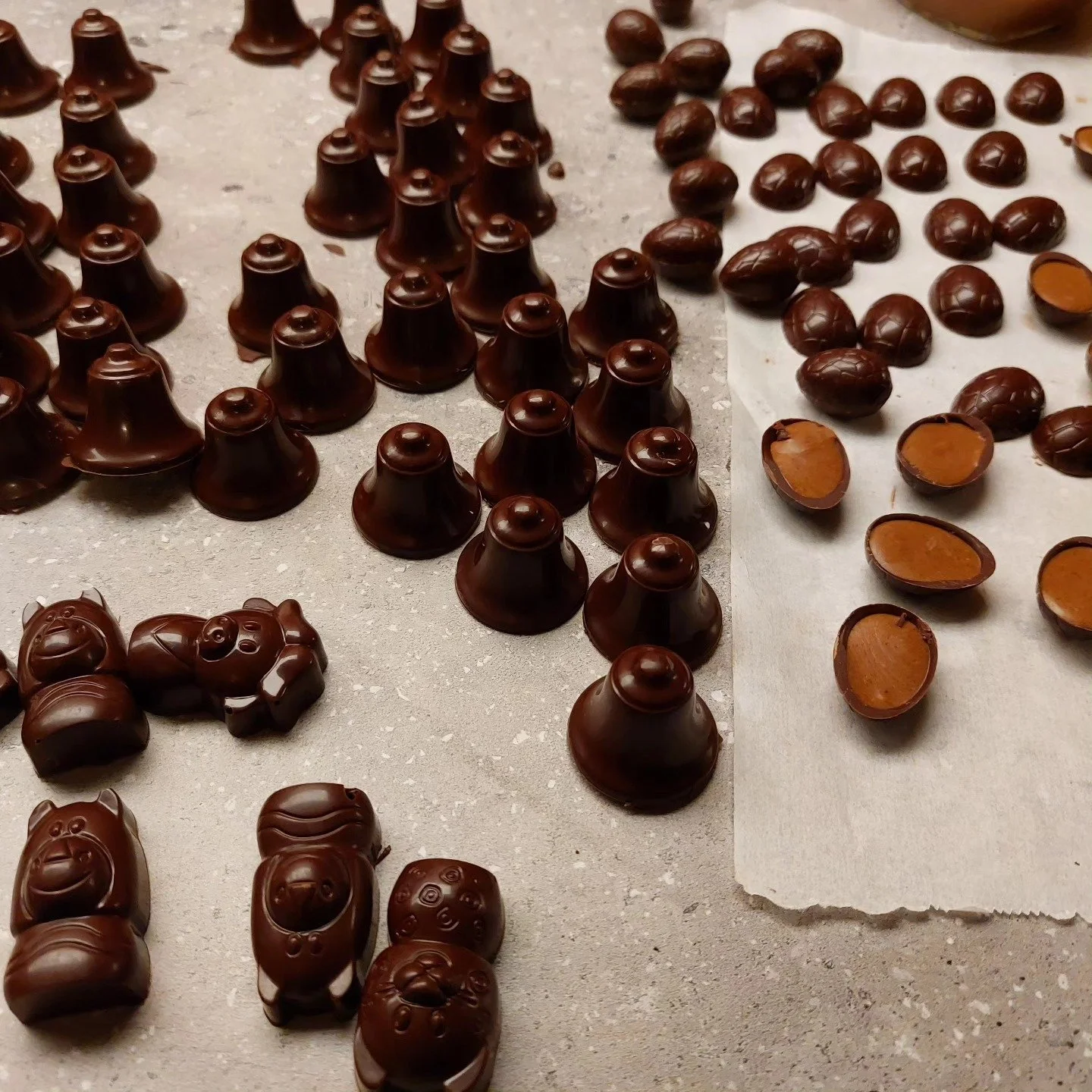Pâques_cloches, oeufs et personnages praliné