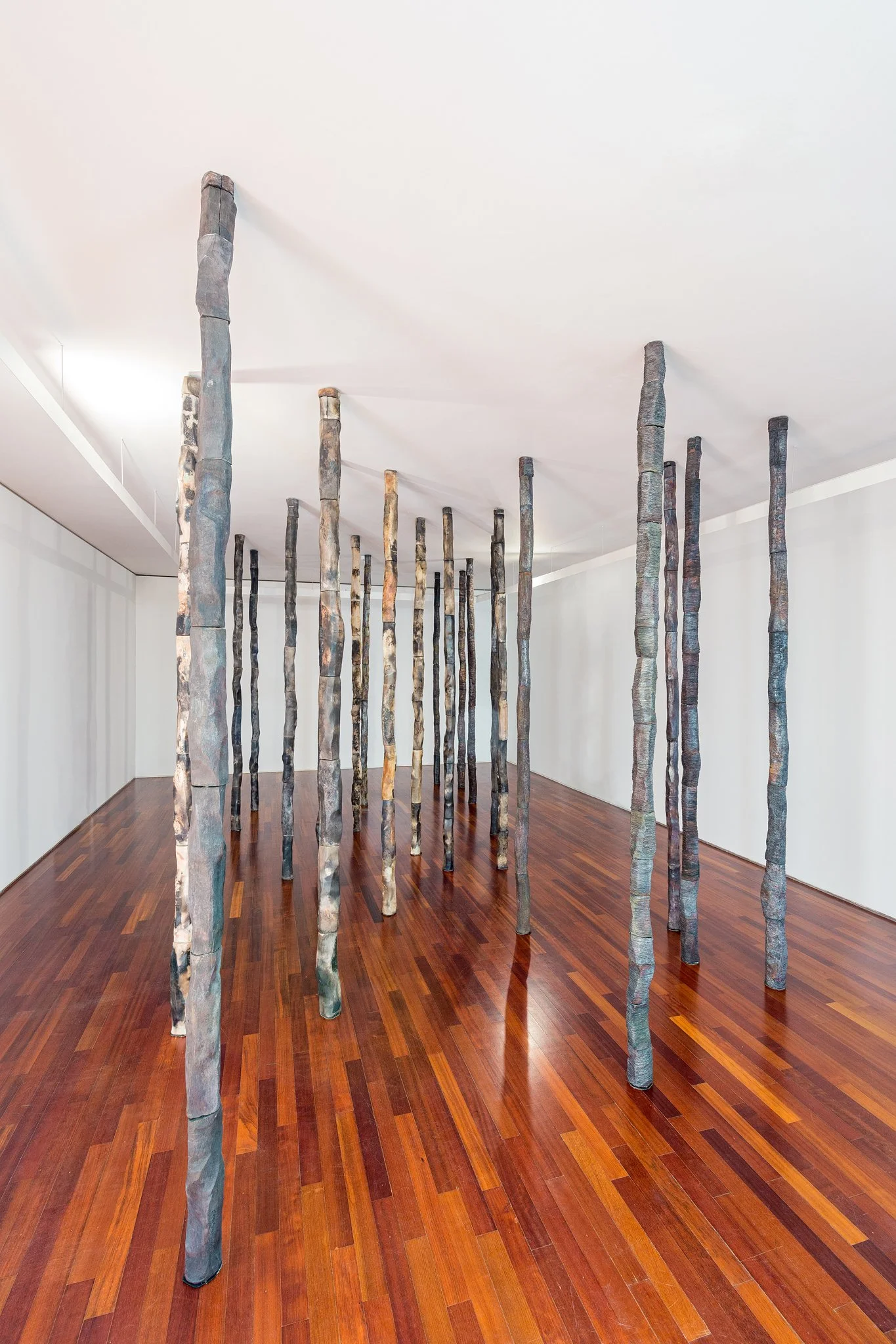 Saggar and raku fired at 1000ºC with oxides and glazes. 50 columns arranged as a forest, 10 x 10 x 300 (cm) aprox. for each column
