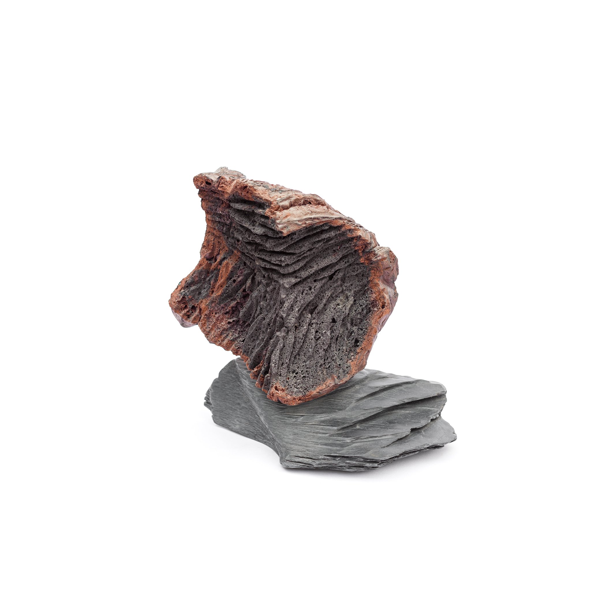 Expanded slate stone with natural slate as support base. Fired at 1170ºC. 31 x 22 x 33 (cm)