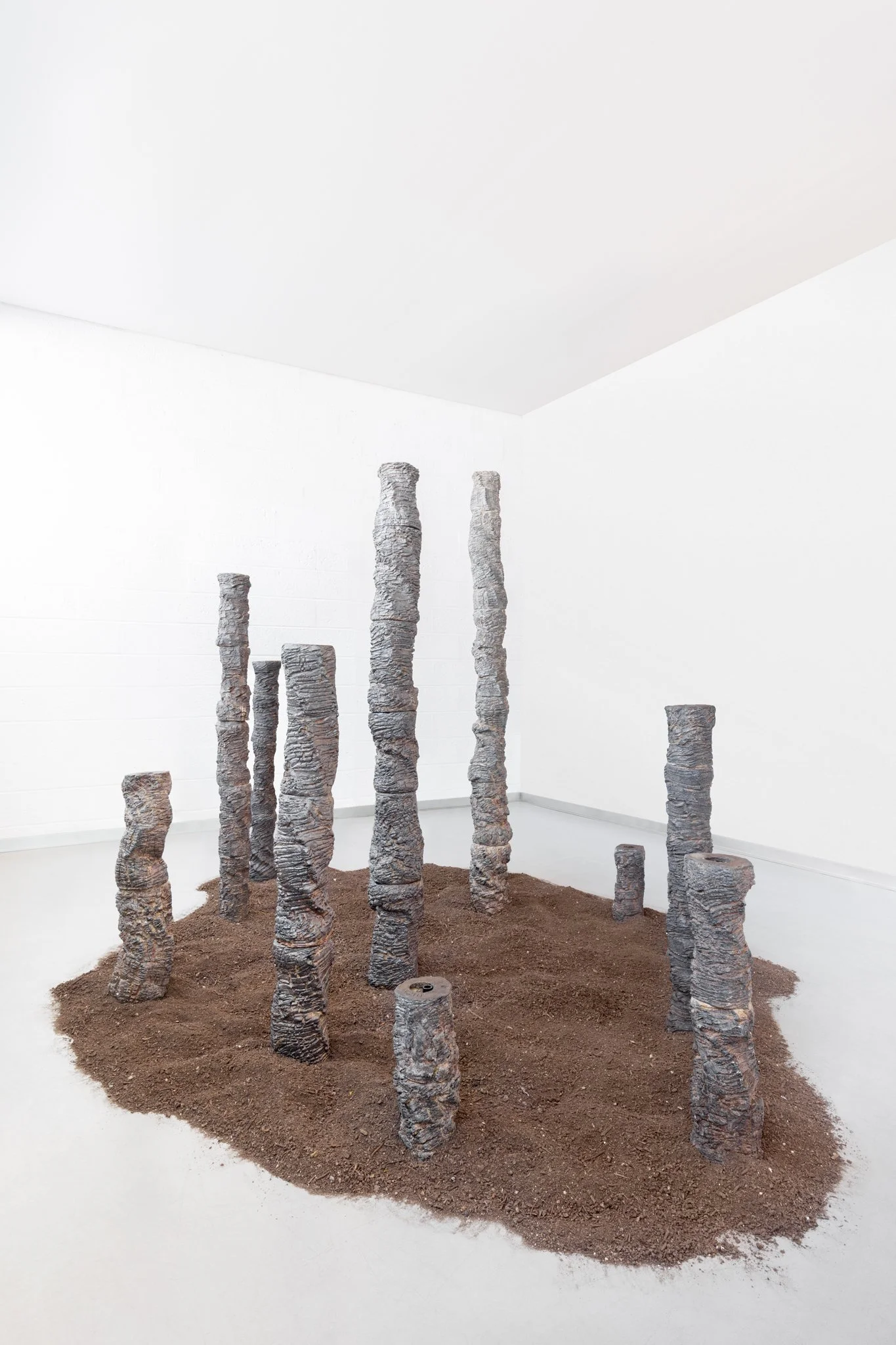 Stoneware, oxides and ash glaze (10 elements in total). 250 x 200 x 200 (cm) depending on the installation