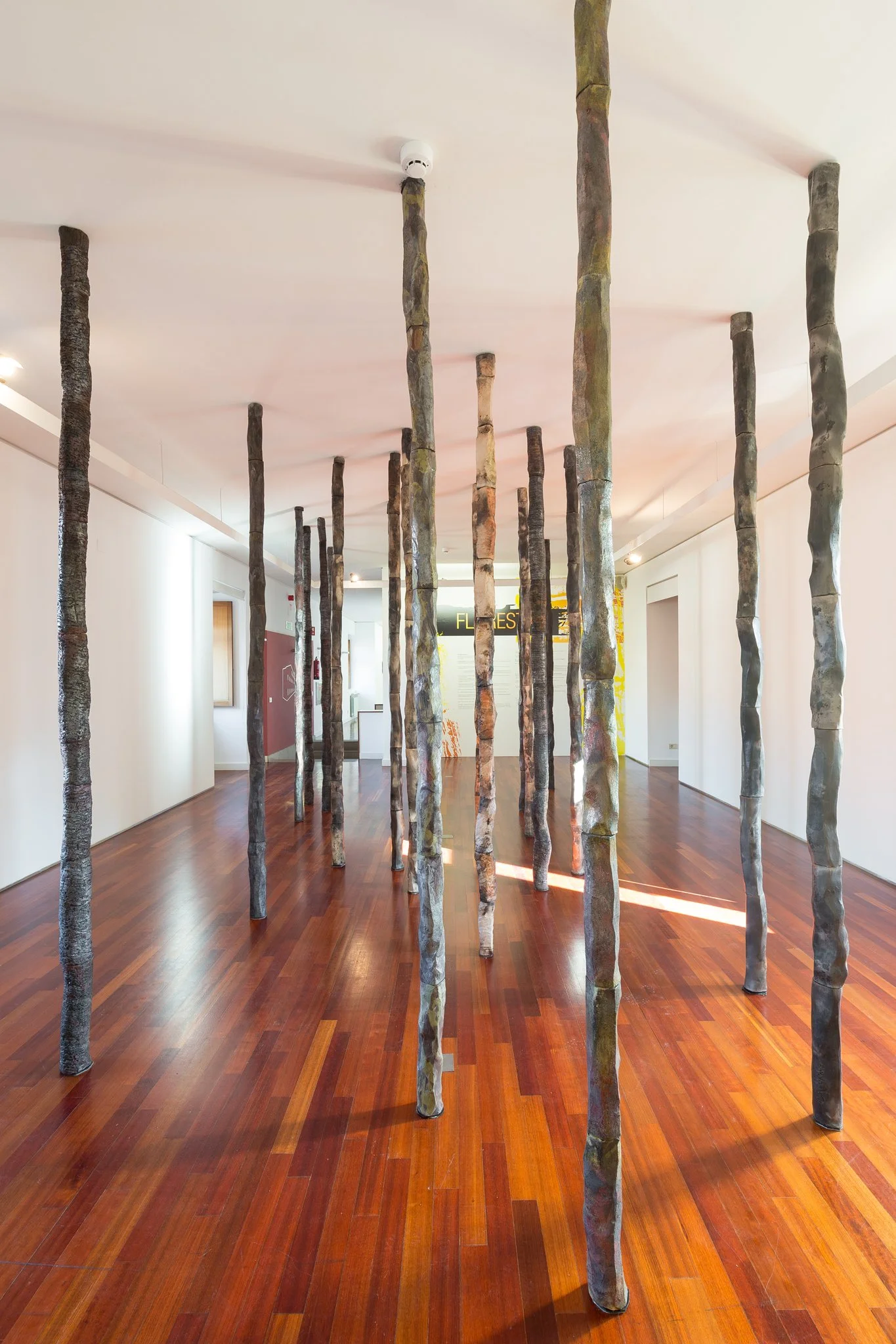 Saggar and raku fired at 1000ºC with oxides and glazes. 50 columns arranged as a forest, 10 x 10 x 300 (cm) aprox. for each column