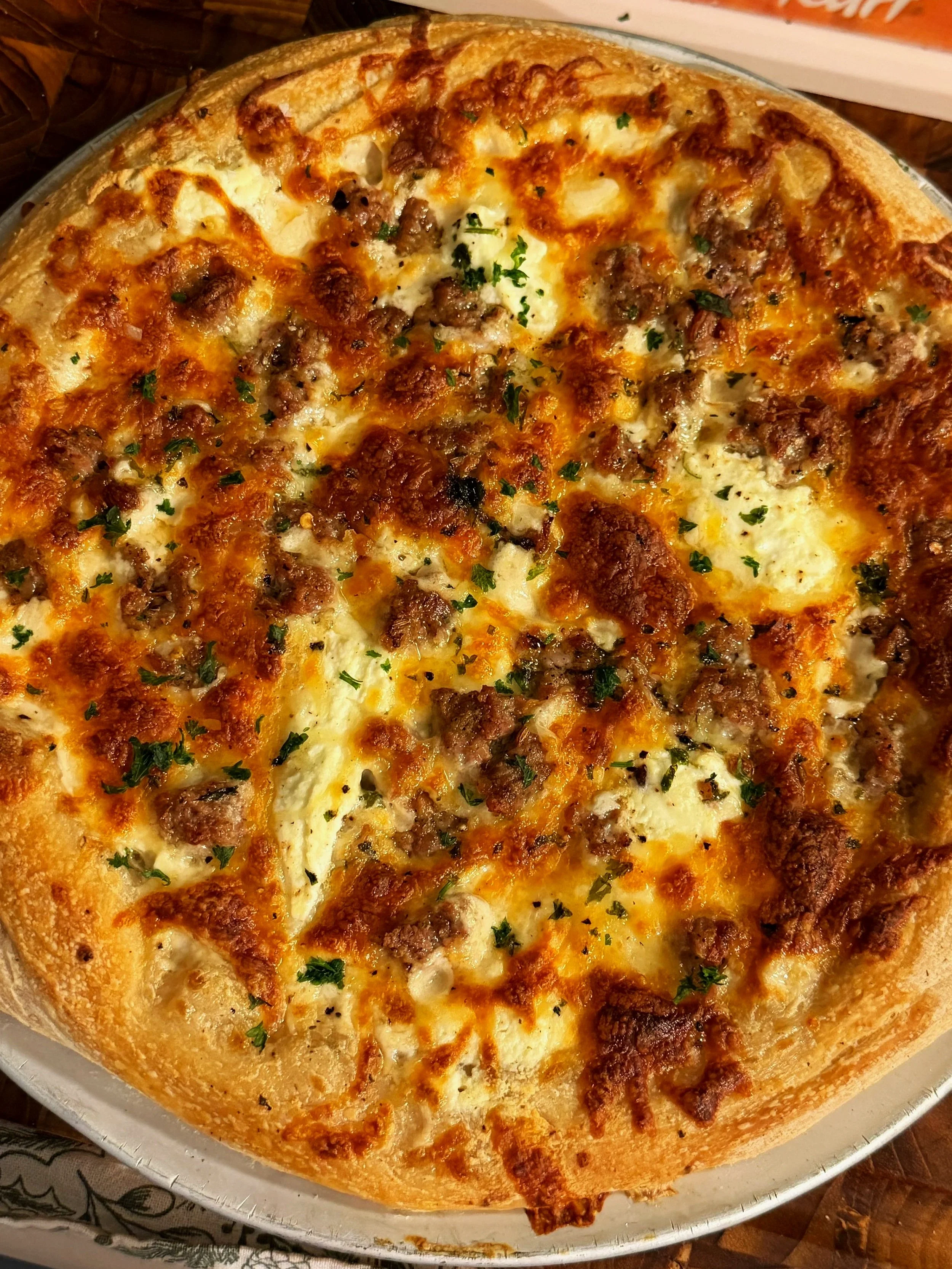 sausage ricotta alfredo pizza
