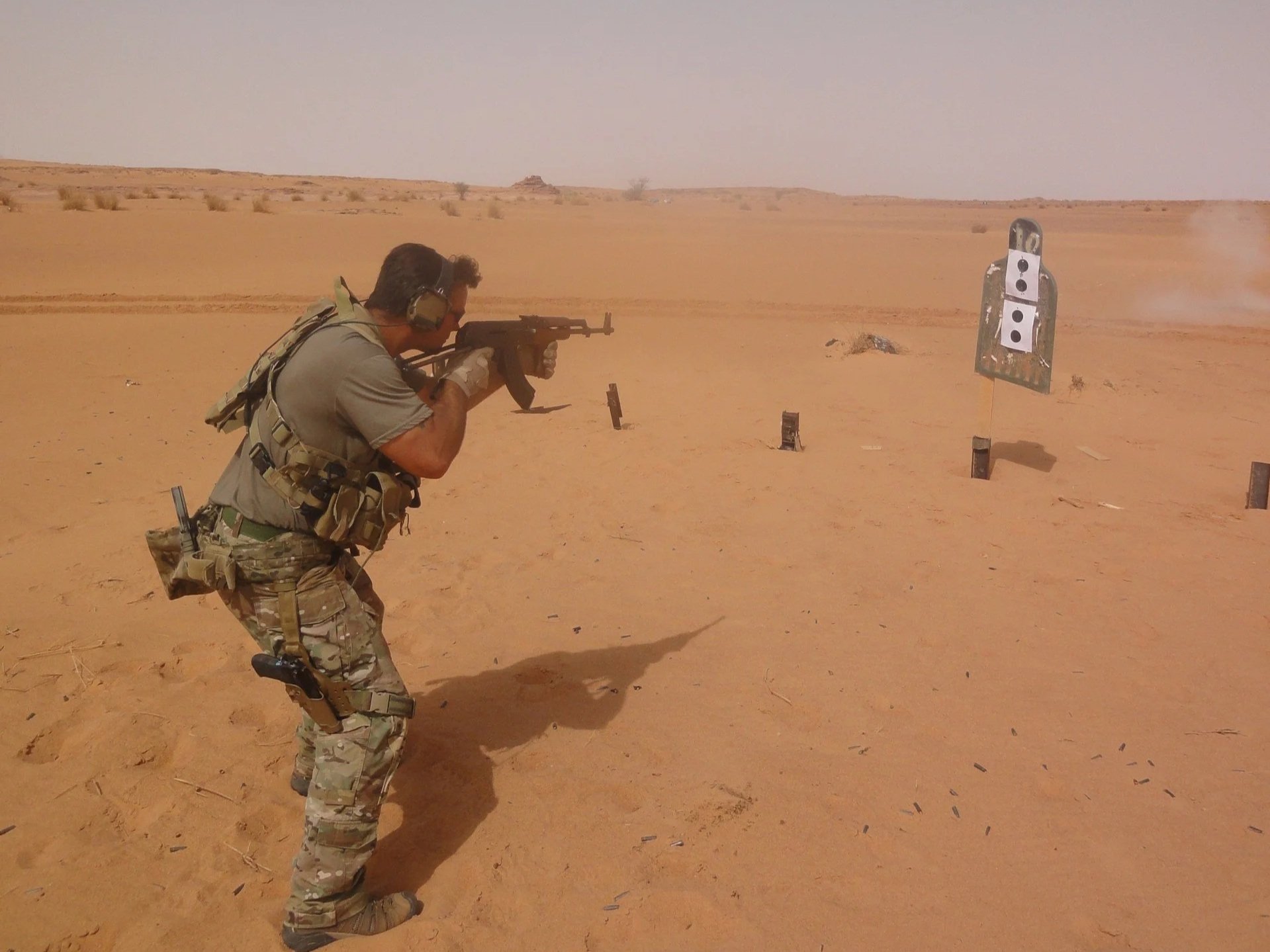 Robb Milheim, SFPT's Advanced Carbine instructor, running rifle drills on a desert range