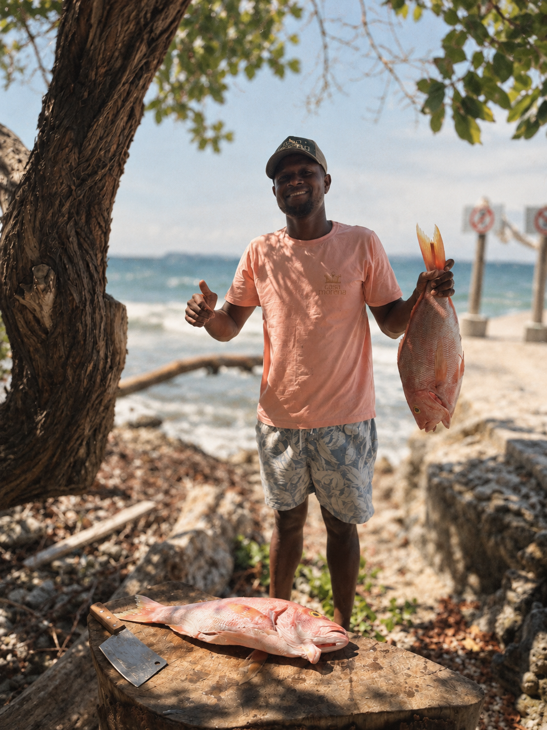 Pescador sonriente junto al mar.png