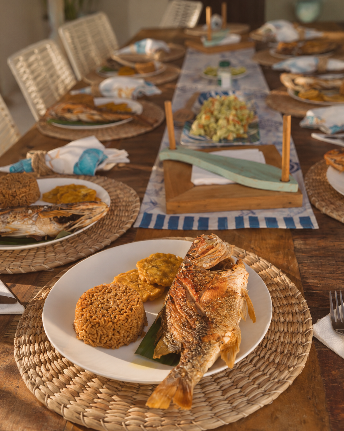 Festín costero de pescado dorado.png