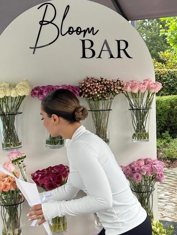 Bloom Bar con flores frescas para bodas, bridal showers, baby showers y celebraciones personalizadas diseñadas por MADE of Honor.