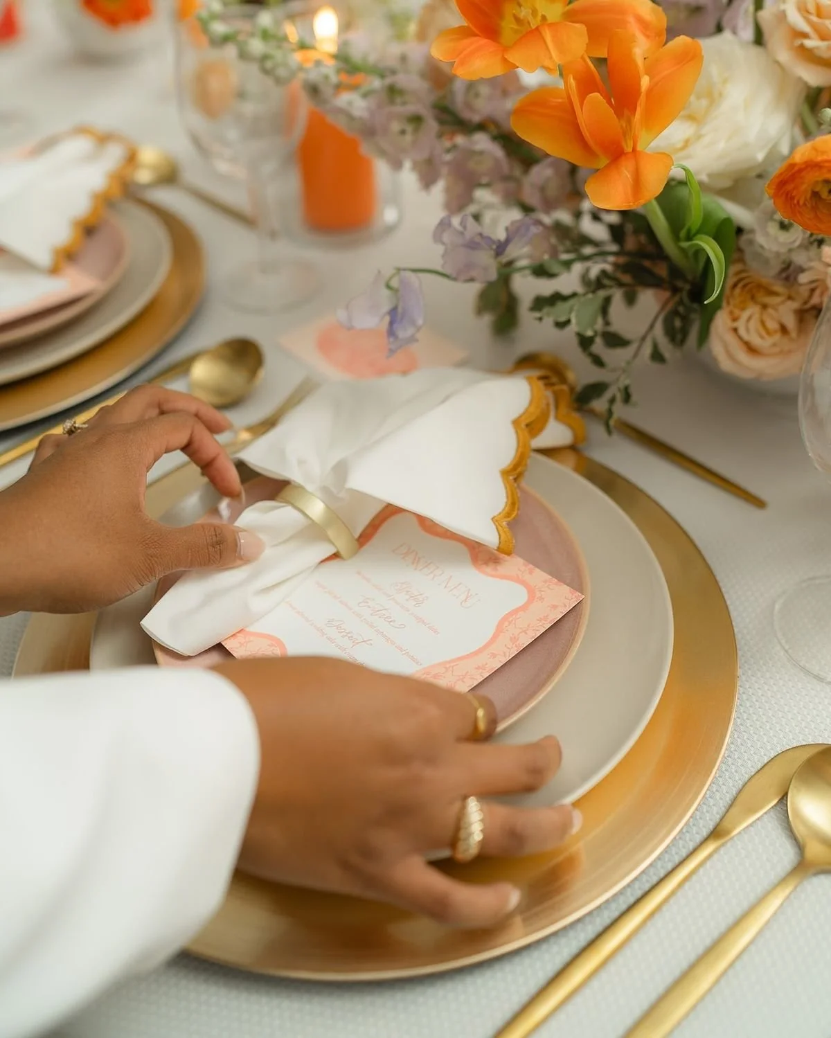 Mesa decorada para una boda o celebración personalizada con flores, vajilla y detalles de diseño que reflejan el estilo único de cada evento creado por MADE of Honor.