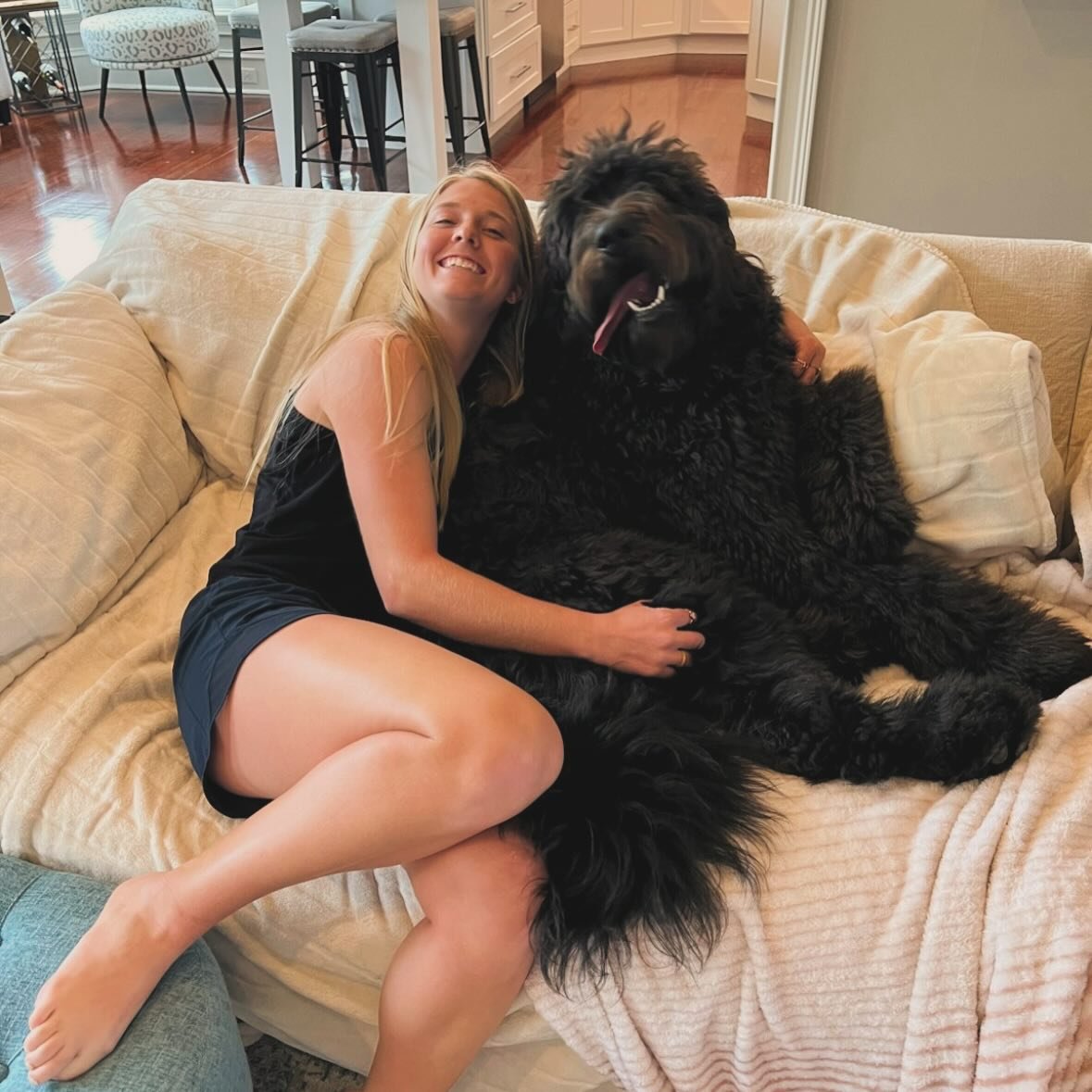 Here is some more backstory about me + my current family dogs🤩 

All throughout my childhood, my family owned multiple dogs at a time. Whether it was two or five, we really ran the full gamut😅 We all sorts of breeds, big + small, from miniature dac