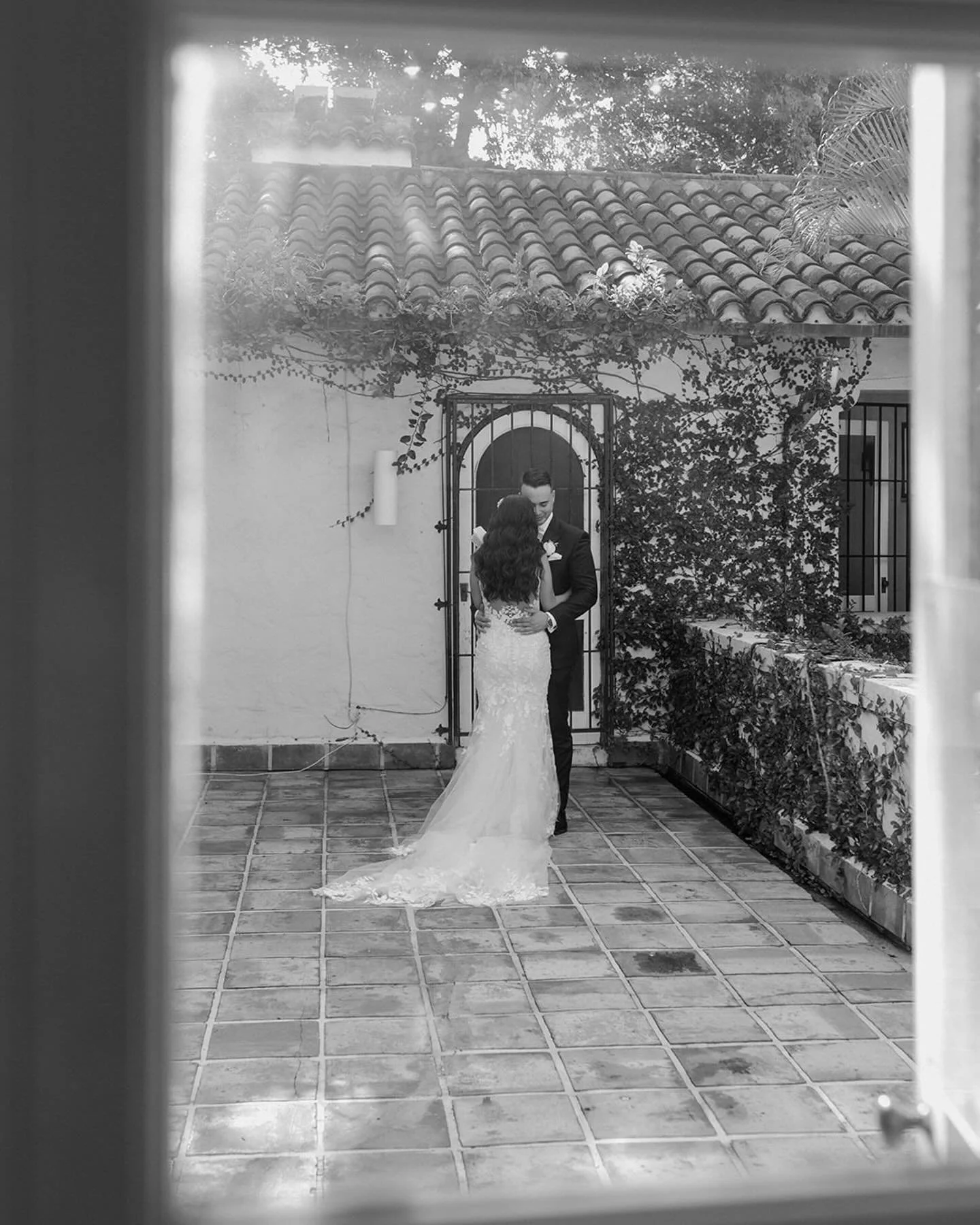 love is in the air 🕊️✨🤍

happy valentine&rsquo;s day!

#valentinesday #floridaphotographer #eastcoastweddingphotographer #miamiweddingphotographer #southfloridaweddings #loveisintheair #2025bride #justengaged
