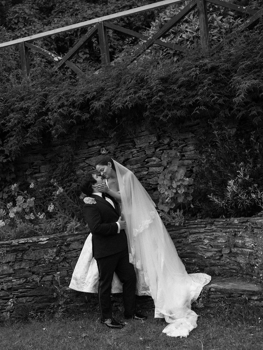a warm embrace 

hug your people

don&rsquo;t let a special occasion be the only space to tell them how much you love them &amp; how much they mean to you

.
#destinationweddingphotographers #europeweddingphotographer #orlandoweddingphotographer Flor