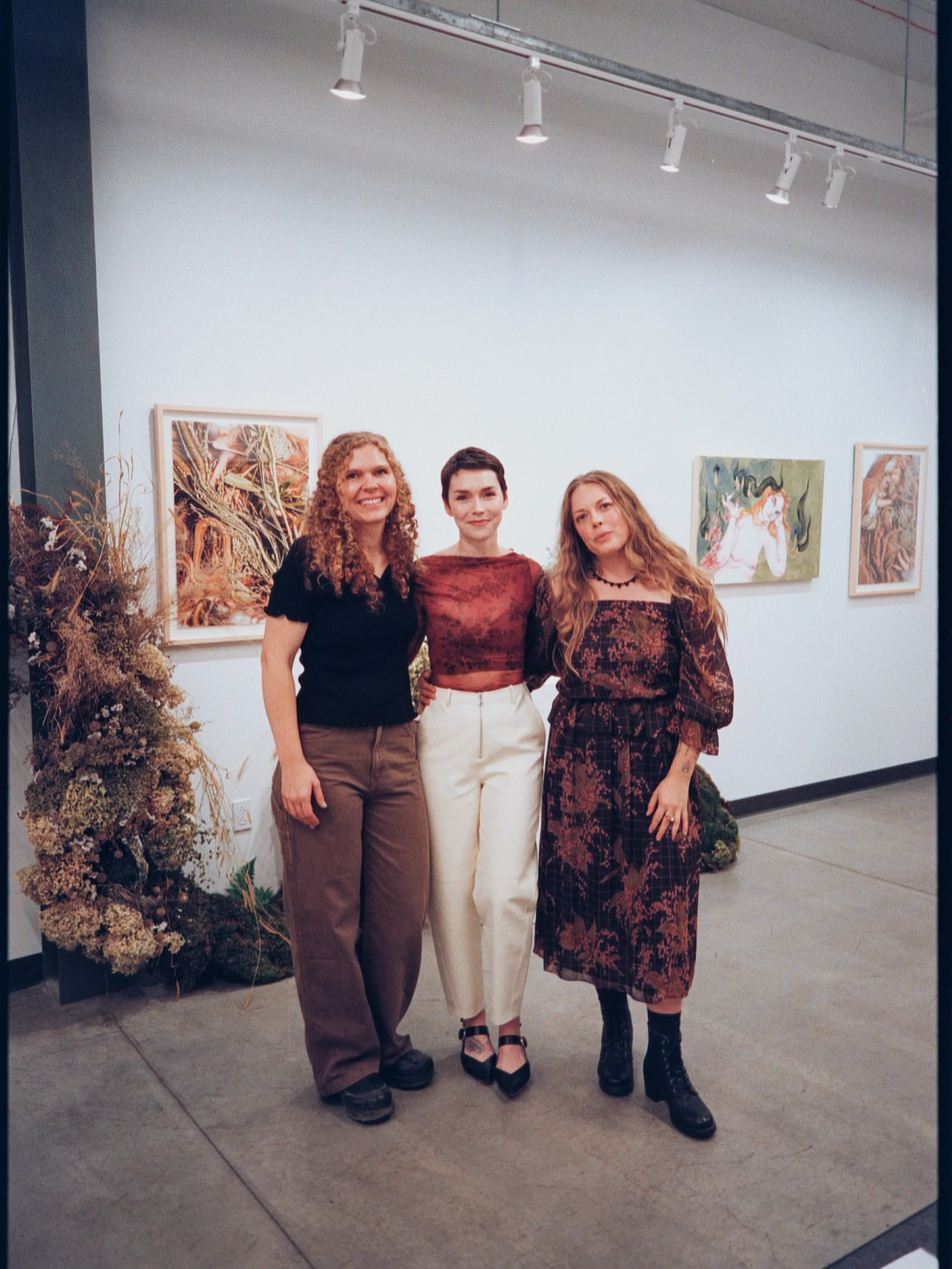 🥀connection✨collaboration✨communication✨
&lsquo;twas the dreamiest experience working alongside these two building our show (UN)BECOMING at @soapboxartsvt 〰️ read a little about @cierifab &amp; my work today (in bio) via @sevendaysvt &amp; thank you