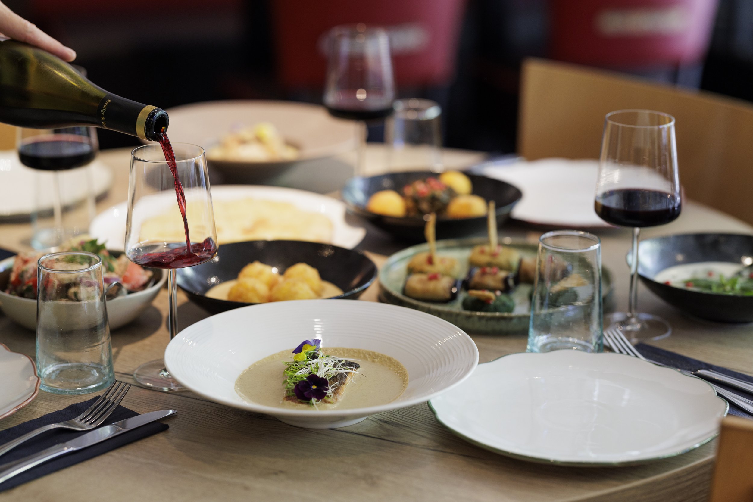 La supra géorgienne avec ses nombreux plats au Bistro Géorgien, Annecy