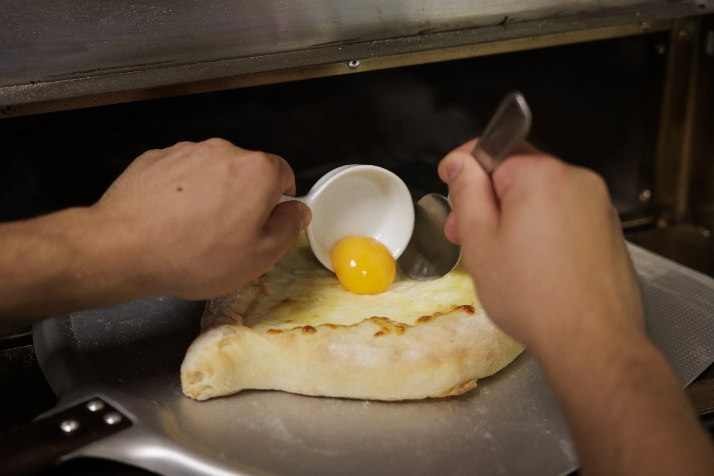 Luka en train de préparer un khachapuri adjarien.