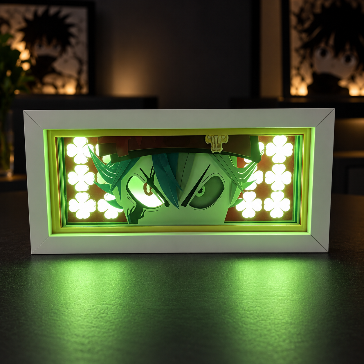 Glødende anime-lampe i mørkt studio.png