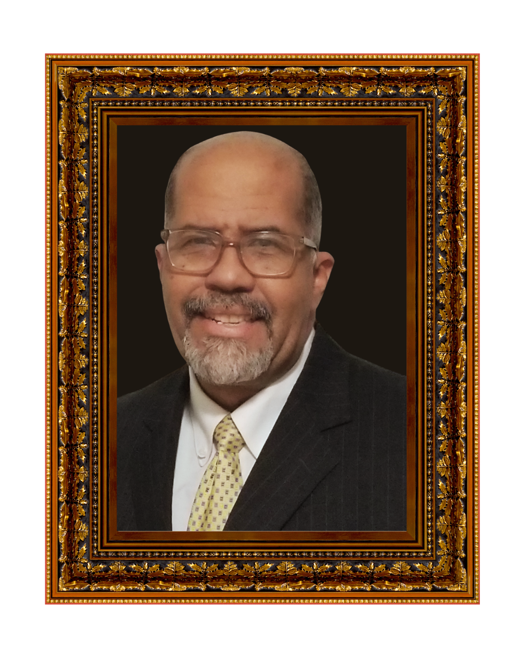 Retrato de un hombre con barba, gafas y traje, enmarcado con un marco dorado y decorativo, fondo negro y un fondo color terracota a la derecha.