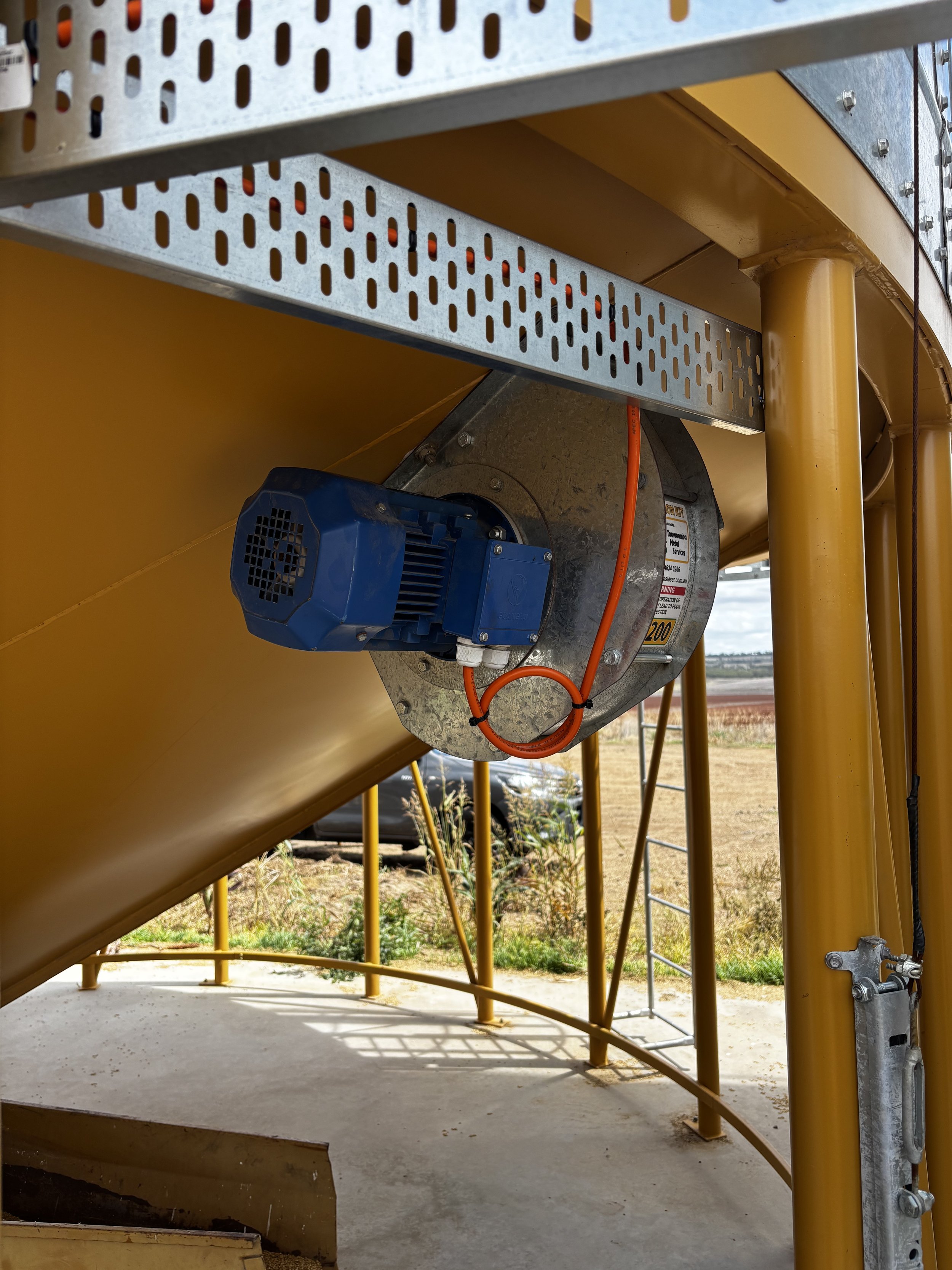 Industrial grain handling equipment with electric motor and electrical installation