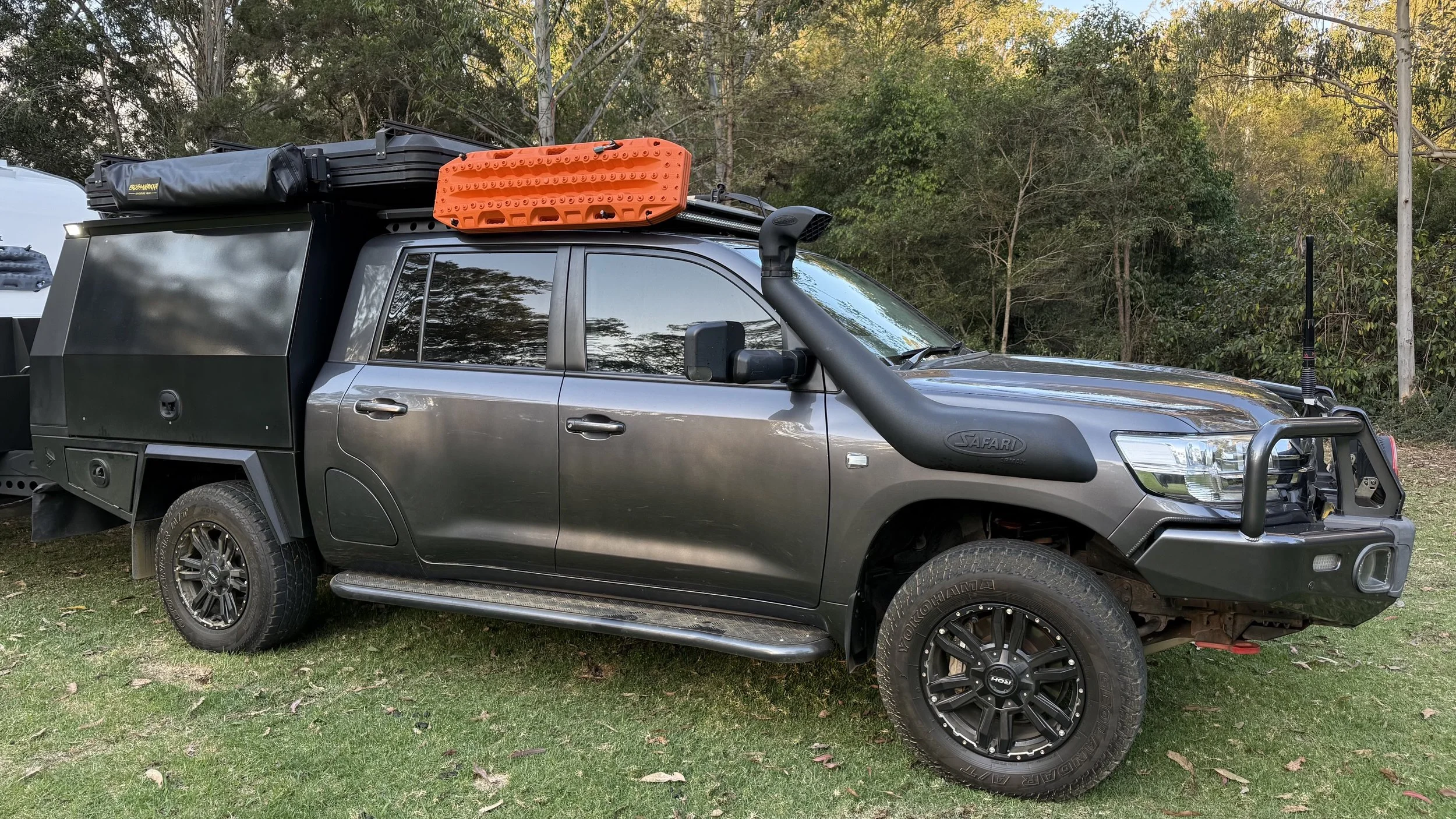 2020 200 SERIES DUAL CAB